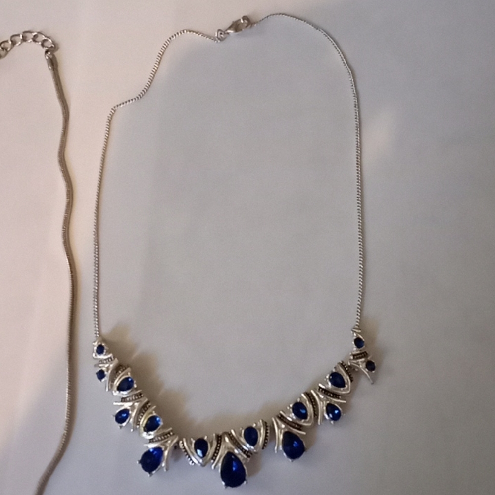 3 Silver necklaces - Picture 3 of 4